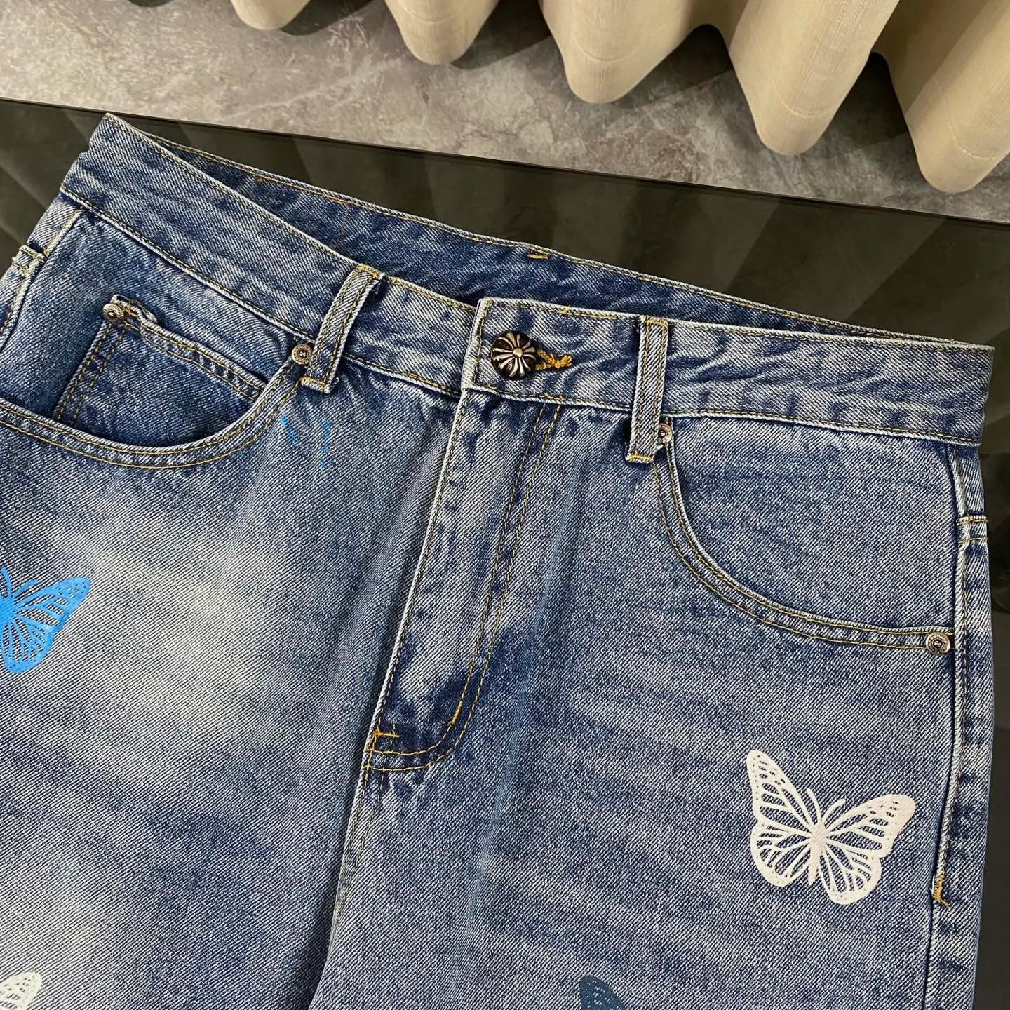 P230 Chrome Hearts 2025 new rare three-color butterfly print couple's washed loose jeans. High version, high version, top ceiling quality. Styles with different washed textures, very friendly to people with thin legs and thick legs. The straight version is very flattering to the leg shape. Moderate length that never goes out of style, easy to match with casual, basic styling for various styles, a must-have in the wardrobe! The fabric is stiff but also makes the upper body soft without losing texture. The washing process is even more perfect. It is a must-have item for everyone! ! ! Washed wheat, hang tag, pants label, three labels complete Color: blue Size: 28, 30, 32, 34